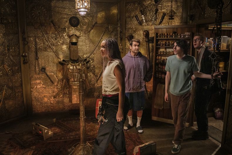 En esta imagen proporcionada por Columbia Pictures, de izquierda a derecha, Celeste OConnor, Kumail Nanjiani, Finn Wolfhard y James Acaster en una escena de Ghostbusters: Frozen Empire. (Columbia Pictures/Sony via AP)