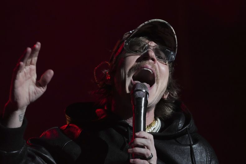 Matt Shultz de Cage The Elephant durante su presentación en el festival Corona Capital en la Ciudad de México, el viernes 15 de noviembre de 2024. (Foto AP/Eduardo Verdugo)