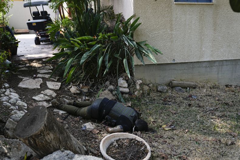 El cuerpo de un combatiente de Hamas, el martes 10 de octubre de 2023, en el kibbutz Kfar Aza. Combatientes de Hamas incursionaron el sábado en el kibbutz, donde mataron y secuestraron a varios israelíes. (AP Foto/Ohad Zwigenberg)