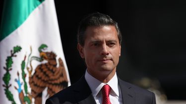 americateve | ARCHIVO - En imagen del 3 de noviembre de 2014, el presidente mexicano Enrique Pe&ntilde;a Nieto escucha el himno nacional durante una visita oficial del pr&iacute;ncipe Carlos, de Gales, y su esposa, la duquesa Camilla, en Palacio Nacional de la Ciudad d