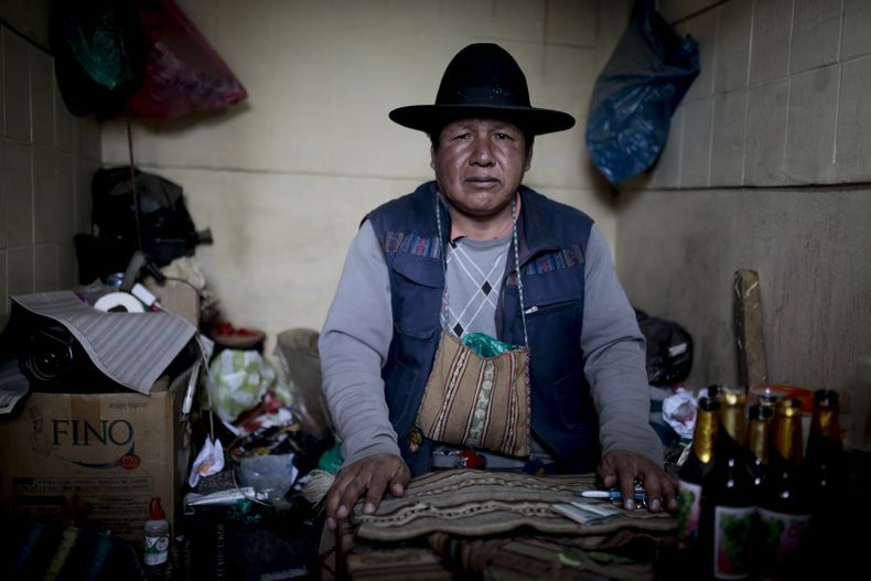 Los lugares de trabajo de los trabajadores espirituales indígenas aymaras se encuentran al borde de un acantilado con vista a La Paz, en El Alto, Bolivia, el martes 17 de diciembre de 2024. (Foto AP/Gaston Brito)