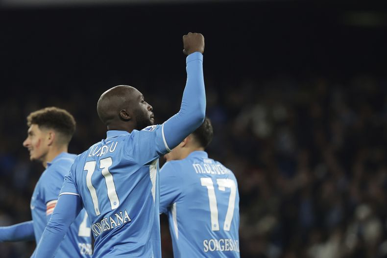 Romelu Lukaku celebra tras anotar el gol del Napoli en la victoria 1-0 ante la Roma en la Serie A de Italia, el domingo 24 de noviembre de 2024, en Nápoles. (Alessandro Garofalo/LaPresse vía AP)