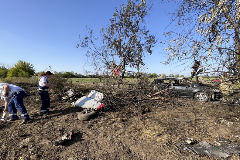 La zona donde se estrelló la avioneta en Borgond, Hungría, el 10 de septiembre de 2023. Foto suministrada por la policía húngara. (Policía húngara via AP)