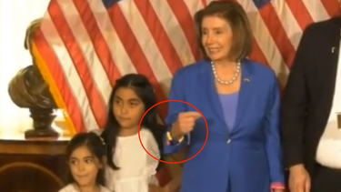 ¿la empujo? acusan a nancy pelosi de empujar a un nina, hija de una congresista republicana