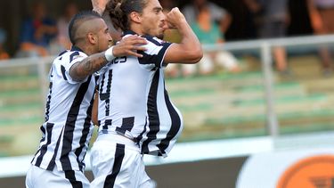 americateve | El jugador de la Juventus, Mart&iacute;n C&aacute;ceres, derecha, festeja un gol contra el Chievo Verona en la Serie A el s&aacute;bado, 30 de agosto de 2014, en Verona, Italia. (AP Photo/Massimo Pinca)