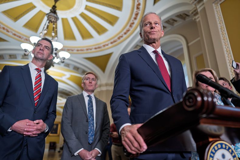 El líder de la mayoría del Senado de Estados Unidos, John Thune, y, de izquierda a derecha, el senador republicano por Missouri Josh Hawley, y el senador republicano por Oklahoma James Lankford, hablan con reporteros después de una reunión a puerta cerrada con otros republicanos, en el Capitolio, en Washington, el martes 2 de junio de 2026. (AP Foto/J. Scott Applewhite)