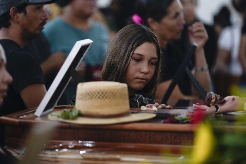 Un sombrero del líder de las autodefensas, Hipólito Mora, sobre su ataúd durante un servicio funerario para él y sus dos guardaespaldas, el sábado 1 de julio de 2023, en La Ruana, México. (AP Foto/Eduardo Verdugo)