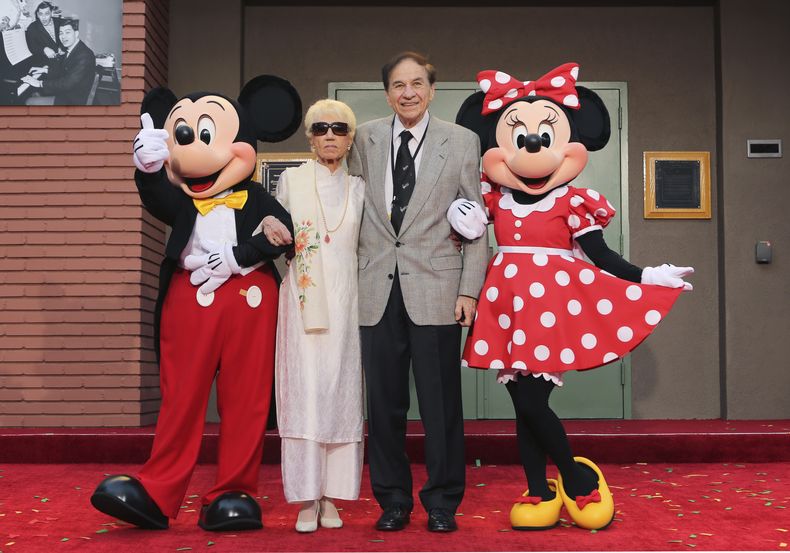 ARCHIVO - Mickey Mouse, de izquierda a derecha, Elizabeth Gluck, Richard M. Sherman y Minnie Mouse posan para una foto durante una ceremonia de homenaje a los hermanos Sherman en la que se renombró el Disney Studios Soundstage A durante el estreno mundial de Christopher Robin de Disney en Walt Disney Studios el 30 de julio de 2018 en Burbank, California. (Foto by Willy Sanjuan/Invision/AP, Archivo)