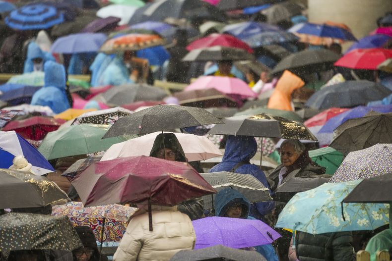 Participantes de una misa en la Plaza de San Pedro, en el Vaticano, el sábado 22 de marzo de 2025. (AP Foto/Andrew Medichini)