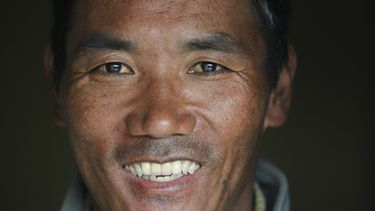 En esta imagen de archivo, el veterano shepa nepalí Kami Rita, de 48 años, posa para una fotografía en su casa en Katmandú, Nepal, el 26 de mayo de 2018. (AP Foto/Niranjan Shrestha, archivo)