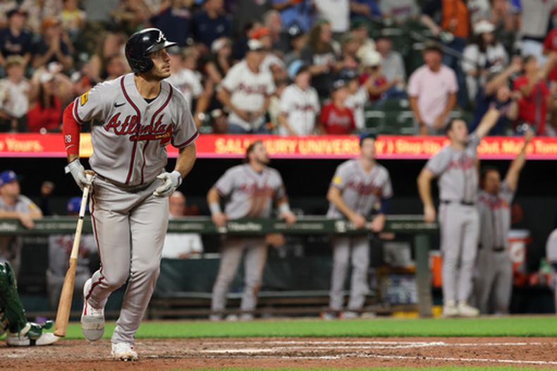Matt Olson, de los Bravos de Atlanta, comienza su trote tras conectar un cuadrangular de tres carreras ante los Orioles de Baltimore, el viernes 24 de julio de 2026 (AP Foto/Terrance Williams)