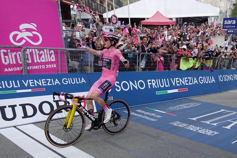 El danés Jonas Vingegaard celebra tras ganar la 16ma etapa del Giro de Italia entre Bellinzona y Cari en Suiza el martes 26 de mayo del 2026. (Massimo Paolone/LaPresse via AP)