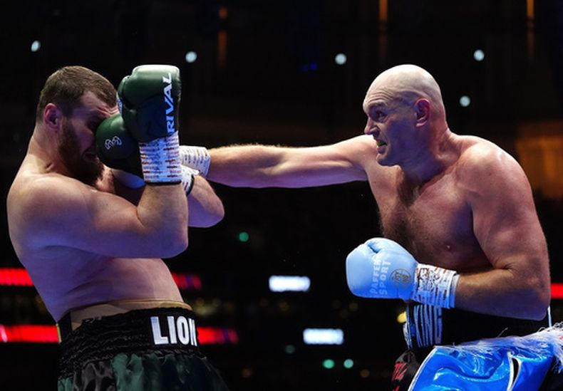 Tyson Fury lanza un golpe sobre Arslanbek Makhmudov durante su contienda en la división de los pesados, el sábado 11 de abril de 2026 en Londres (Bradley Collyer/PA via AP)