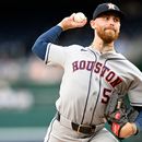 El lanzador abridor de los Astros de Houston, Mike Burrows, lanza durante la primera entrada de un partido de béisbol contra los Nacionales de Washington, el lunes 6 de julio de 2026, en Washington. (Foto AP/John McDonnell)