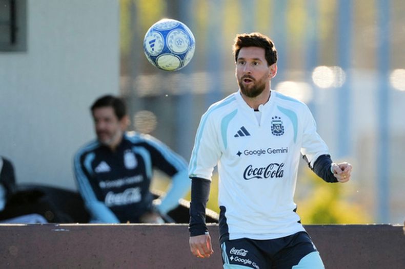 Lionel Messi se entrena previo a su último partido con la selección de Argentina, un amistoso contra Benín, el lunes 5 de octubre de 2026, en Buenos Aires. (AP Foto/Gustavo Garello)