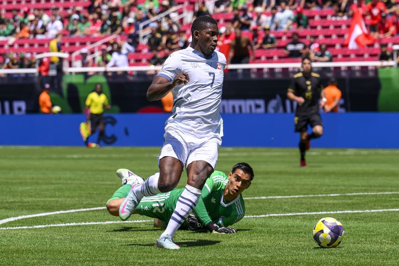 Breel Embolo, de la selección de Suiza, elude al arquero mexicano José Raúl Rangel para anotar en un partido amistoso disputado el sábado 7 de junioi de 2025 en Salt Lake City (AP Foto/Tyler Tate)