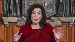 ARCHIVO - La gobernadora de Nueva York, Kathy Hochul, habla en el Capitolio estatal en Albany, 1 de febrero de 2023. Un organismo independiente revisará las medidas contra el antisemitismo en la City University de Nueva York, la universidad pública urbana más grande de la nación, anunció el martes 31 de octubre de 2023 la gobernadora Kathy Hochul, al multiplicarse las protestas contra la guerra entre Israel y Hamas en los campus de todo el país. (AP Foto/Hans Pennink, File)