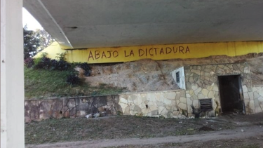 otro cartel antigubernamental en cuba pone en accion a las brigadas de pintura rapida