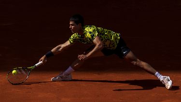 Carlos Alcaraz devuelve ante Karen Kachanov en el Abierto de Madrid, el martes 2 de mayo de 2023. (AP Foto/Manu Fernández)