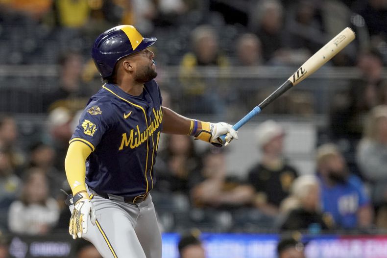 El venezolano Jackson Chourio, de los Cerveceros de Milwaukee, conecta un jonrón de dos carreras ante los Piratas de Pittsburgh, el sábado 6 de septiembre de 2025 (AP Foto/Matt Freed)