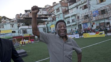 americateve | El astro brasile&ntilde;o del f&uacute;tbol, Pel&eacute;, sonr&iacute;e al posar para fotos en una cancha en la favela Morro da Mineira en R&iacute;o de Janeiro el 10 de septiembre de 2014. Pel&eacute; fue operado por c&aacute;lculos renales el 13 de novi