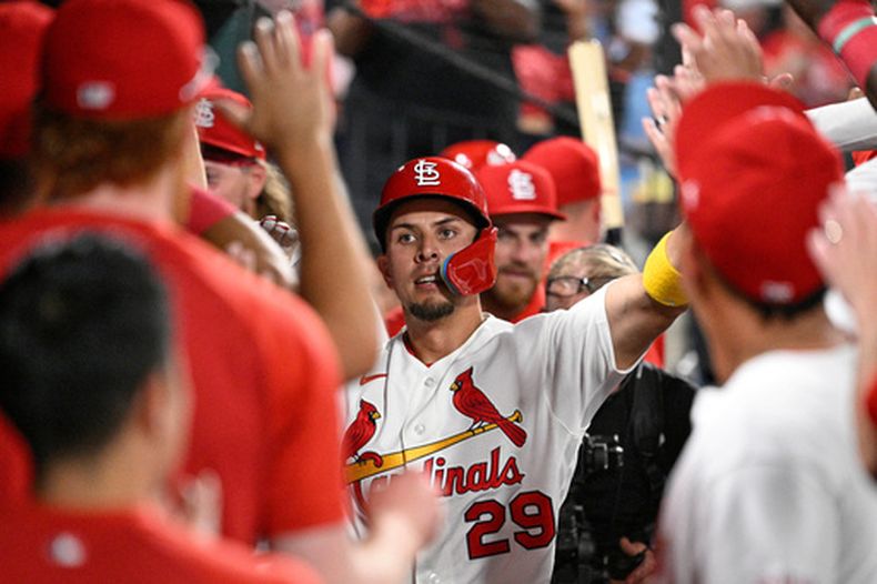 El mexicano Ramón Urías, de los Cardenales de San Luis, festeja en la caseta tras conseguir un jonrón ante los Mets de Nueva York, el martes 31 de marzo de 2026 (AP Foto/Joe Puetz)