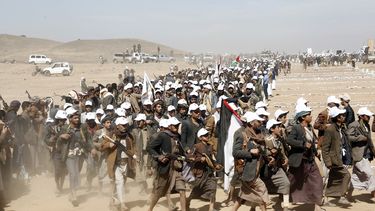 Combatientes hutíes durante una marcha en apoyo a los palestinos en la Franja de Gaza y en contra de los ataques estadounidenses sobre Yemen, el lunes 22 de enero de 2024, a las afueras de Saná. (AP Foto)