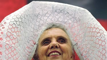 americateve | En esta foto del 29 de noviembre del 2005, la autora mexicana Elena Poniatowska, con un traje tradicional de tehuana, durante la presentaci&oacute;n de su libro "El tren pas&oacute; primero", en la Feria Internacional del Libro de Guadalajara, e