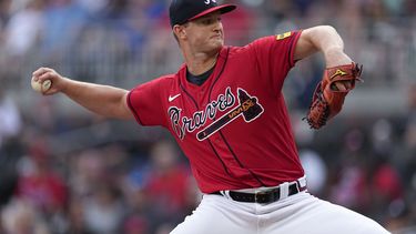 El abridor de los Bravos de Atlanta Michael Soroka trabaja la primera entrada del encuentro ante los Marlins de Miami el viernes 30 de junio del 2023. (AP Foto/John Bazemore)