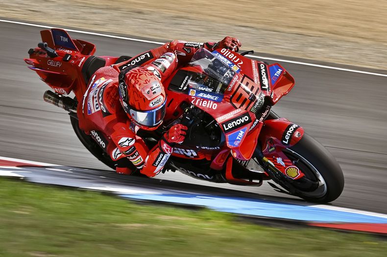 El español Marc Márquez del equipo Ducati Lenovo conduce su moto rumbo a la victoria en el Gran Premio de la República Checa en el circuito de Brno, el domingo 20 de julio de 2025. (Vaclav Salek vía AP/CTK)