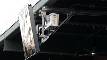 ARCHIVO - En foto del 10 de julio del 2019 un radar montado en el techo sobre el plato en el PeoplesPark Bank en el encuentro de ligas menores. (AP Foto/Julio Cortez, Archivo)