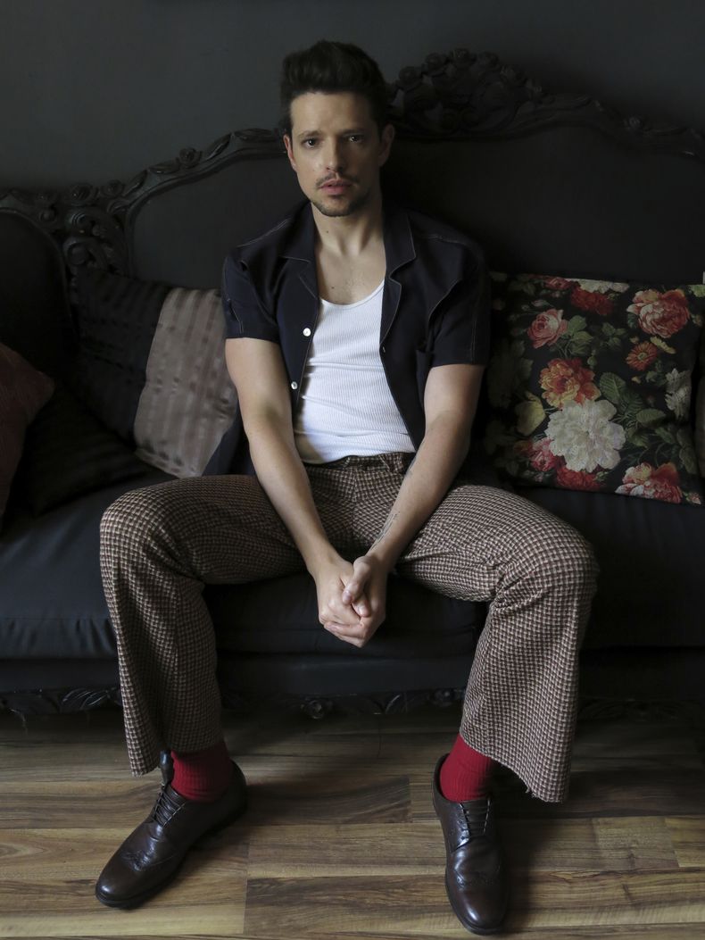 ARCHIVO - El cantautor venezolano Lasso posa para un retrato en la Ciudad de México el 28 de octubre de 2021. Lasso está nominado a tres Latin Grammy, incluyendo canción y grabación del año, por su canción Ojos marrones. Los Latin Grammy se entregarán el 16 de noviembre en Sevilla. (Foto AP/Berenice Bautista, archivo)