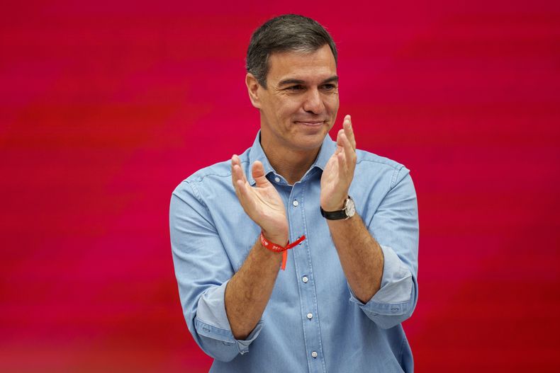 El dirigente del Partido Socialista Obrero Español y actual presidente del gobierno español, Pedro Sánchez, aplaude durante una reunión del comité ejecutivo en Madrid, España, el lunes 24 de julio de 2023. (AP Foto/Manu Fernandez)