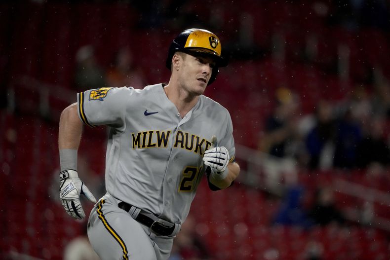 ARCHIVO - Foto del 20 de septiembre del 2023, Mark Canha de los Cerveceros de Milwaukee corre a primera tras un doble de tres carreras en la novena entrada ante los Cardenales de San Luis. El sábado 4 de octubre del 2023, Canha es canjeado a los Tigres de Detroit. (AP Foto/Jeff Roberson, Archivo)