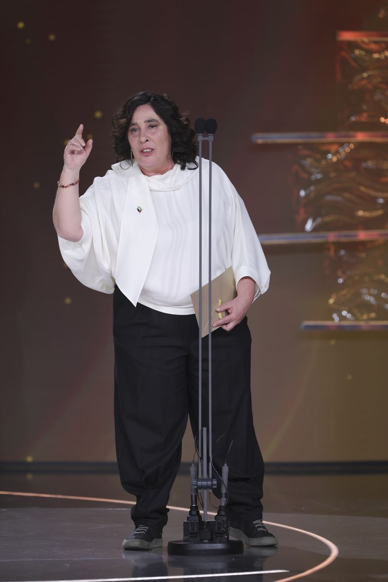 La directora Arantxa Echevarria recibe el premio a la mejor película por La infiltrada durante la 39ª ceremonia de los Premios Goya en Granada, España, el sábado 8 de febrero de 2025, en Granada. (Foto AP/Fermin Rodriguez)