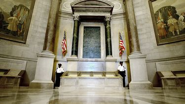 ARCHIVO - Agentes de seguridad junto a la Constitución de Estados Unidos en la recién renovada Rotonda de los Archivos Nacionales de Washington, el 16 de septiembre de 2003, durante una presentación a los medios de comunicación. (AP foto/Ron Edmonds)
