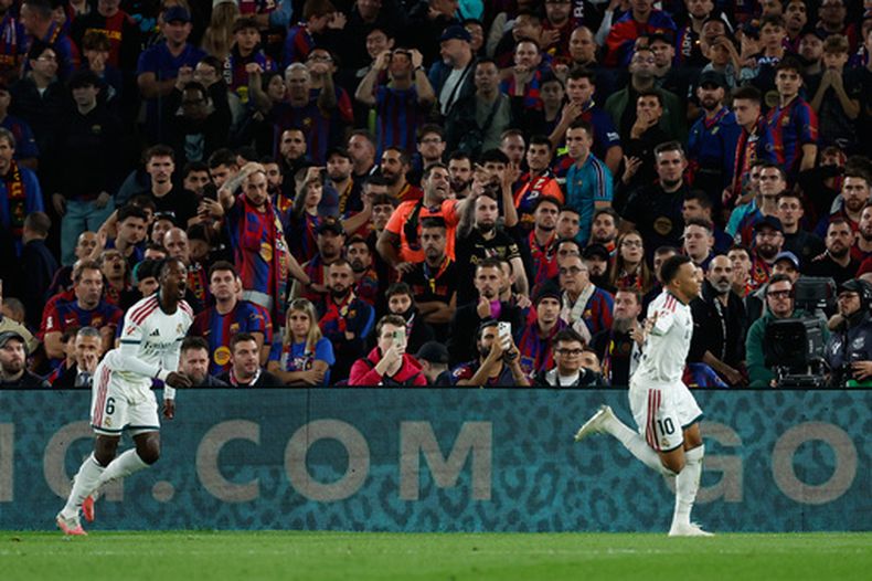 El jugador del Real Madrid, Kylian Mbappé, a la derecha, celebra tras anotar el segundo gol de su equipo durante un partido de fútbol de la Liga española entre el FC Barcelona y el Real Madrid en Barcelona, España, el domingo 25 de octubre de 2026. (Foto AP/Joan Monfort)