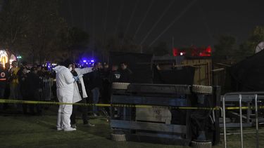 Investigadores examinan una estructura colapsada que provocó heridas mortales a dos personas en el festival AXE Ceremonia en el Parque Bicentenario en la Ciudad de México el sábado 5 de abril de 2025. (Foto AP/Ginnette Riquelme)