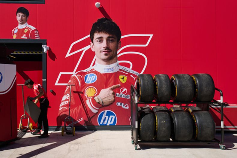 Un miembro del equipo Ferrari trabaja en la sección de Charles Leclerc en el paddock previa al Gran Premio de España de Fórmula 1 en Madrid, España, el jueves 10 de septiembre de 2026. (Foto AP/Bernat Armangue)