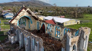 En la imagen, los daños causados por el huracán Melissa en la iglesia de Lacovia Tombstone, en Jamaica, el 29 de octubre de 2025. (AP Foto/Matías Delacroix)