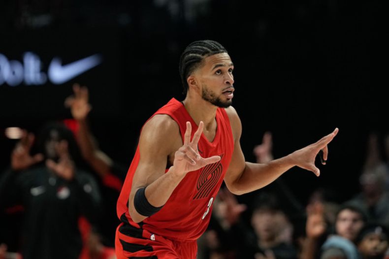Toumani Camara, delantero de los Trail Blazers de Portland, reacciona tras anotar un triple durante la primera mitad de un juego de baloncesto de la NBA contra los Wizards de Washington, el domingo 29 de marzo de 2026, en Portland, Oregón. (Foto AP/Jenny Kane)