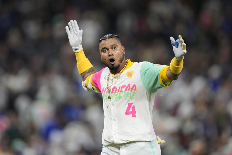 El venezolano Luis Arráez, de los Padres de San Diego, festeja luego de batear un sencillo productor en el noveno inning del juego ante los Dodgers de Los Ángeles, el viernes 10 de mayo de 2024 (AP Foto/Gregory Bull)