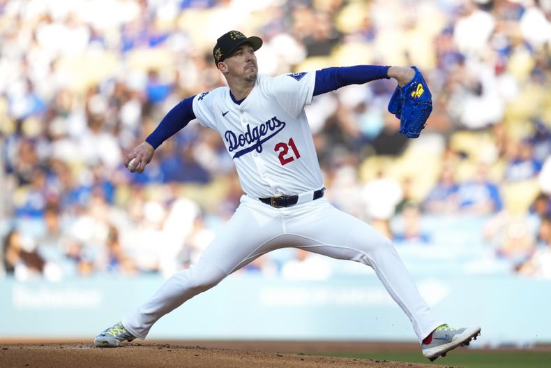 Walker Buehler, abridor de los Dodgers de Los Ángeles, lanza en el juego del sábado 18 de mayo de 2024, ante los Rojos de Cincinnati (AP Foto/Ashley Landis)