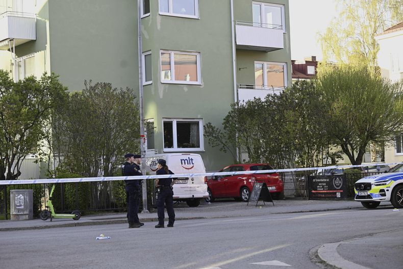 La presencia policial tras el incidente en la Plaza Vaksala en Uppsala, Suecia, el 29 de abril del 2025. (Fredrik Sandberg/TT News Agency via AP)