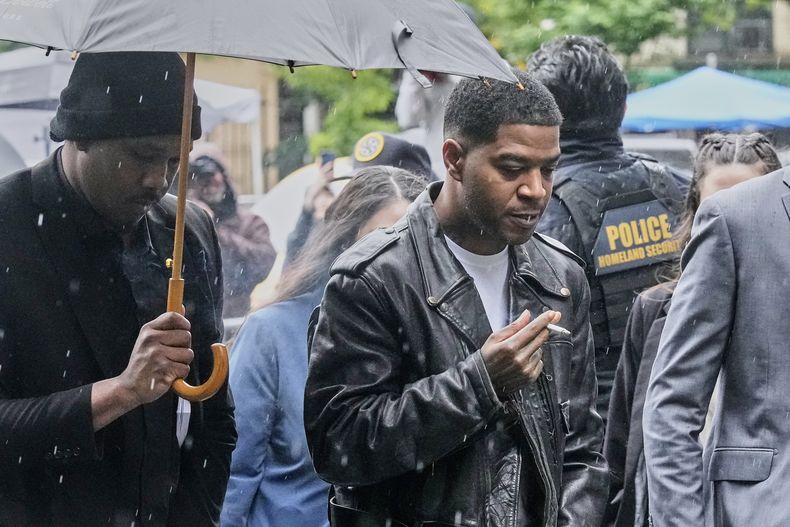 ARCHIVO - El rapero Kid Cudi, a la derecha, llega al Tribunal Federal para el juicio de Sean Diddy Combs, en Nueva York, el jueves 22 de mayo de 2025. (Foto AP/Richard Drew, archivo)