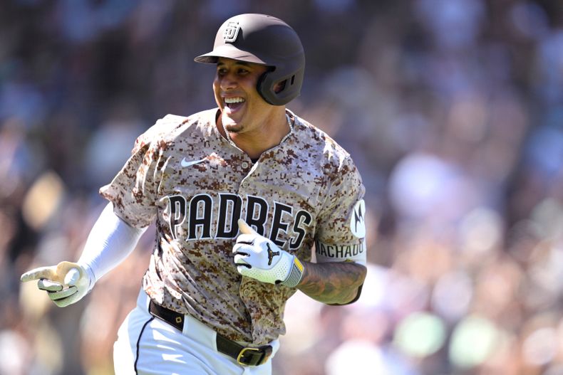 Manny Machado, de los Padres de San Diego, gesticula hacia su dugout después de conectar un jonrón en solitario contra los Diamondbacks de Arizona durante la tercera entrada de un juego de béisbol el domingo 28 de septiembre de 2025, en San Diego. (AP Photo/Orlando Ramirez)