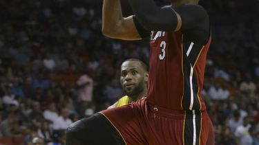 Wade logra hito histórico y Heat arrolla 122-101 a Cavaliers