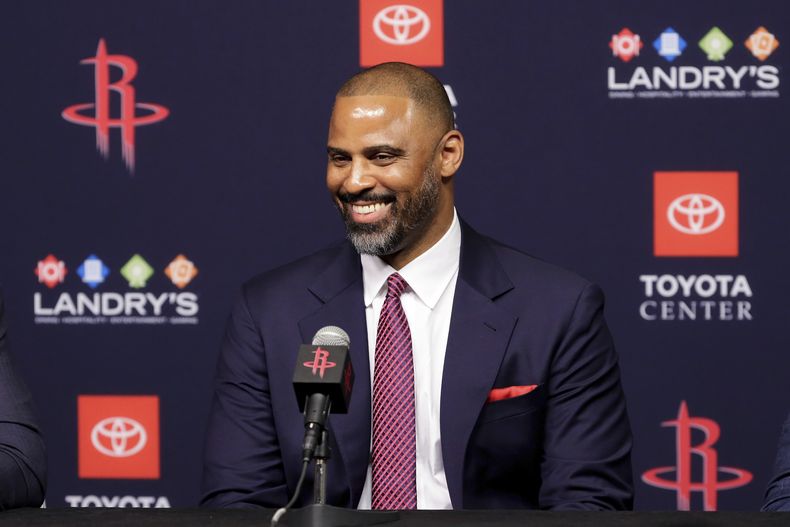 Ime Udoka, nuevo entrenador de los Rockets de Houston, sonríe durante la conferencia de prensa de su presentación en el Toyota Center, el miércoles 26 de abril de 2023, en Houston. (Michael Wyke/Houston Chronicle vía AP)