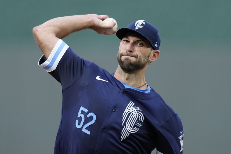 Michael Wacha, abridor de los Reales de Kansas City, lanza durante la primera entrada del juego de béisbol en contra de los Medias Blancas de Chicago, el viernes 19 de julio de 2024, en Kansas City, Missouri. (AP Foto/Charlie Riedel)