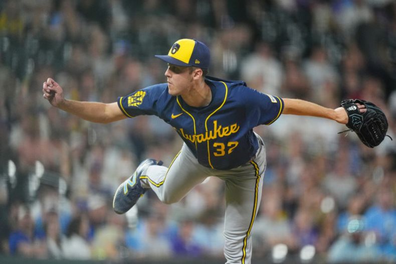 Jacob Misiorowski, de los Cerveceros de Milwaukee, hace un lanzamiento en el duelo ante los Rockies de Colorado, el sábado 6 de junio de 2026 (AP Foto/David Zalubowski)